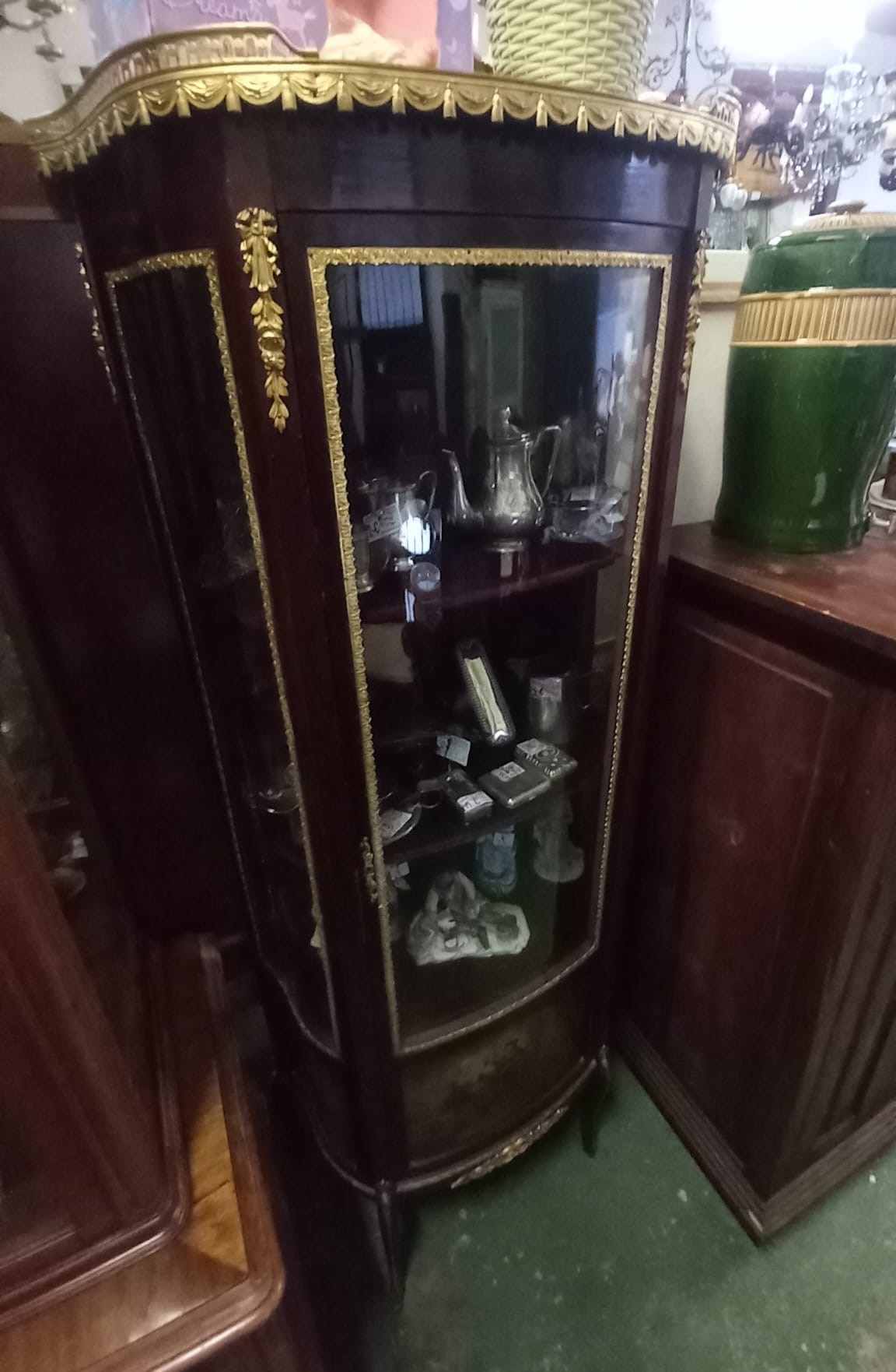 Vitrina estilo victoriano Luis XV con cristales curvados y detalles dorados 2