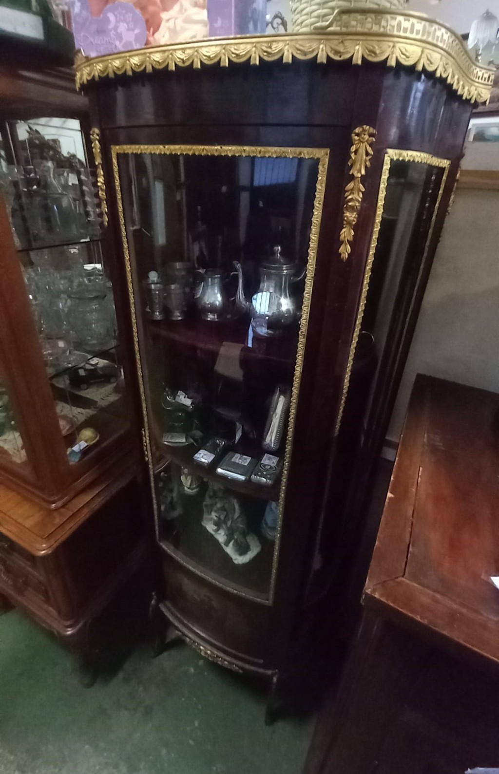 Vitrina estilo victoriano Luis XV con cristales curvados y detalles dorados 3