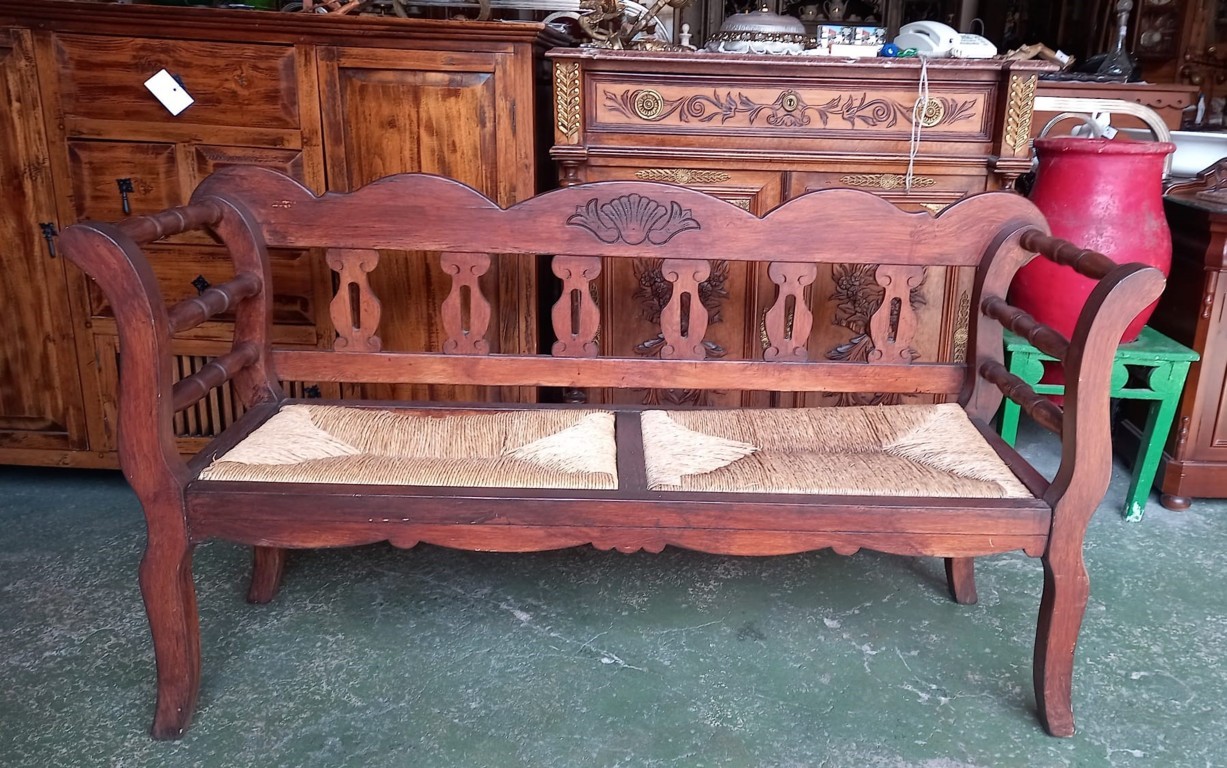 Banco de madera rústico o colonial con culo de enea 1