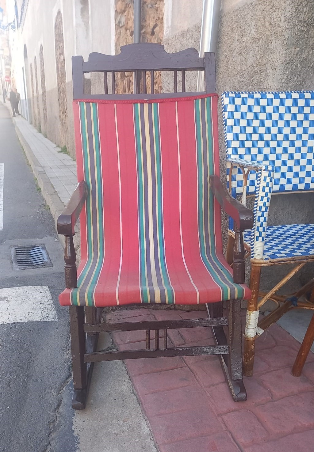 Mecedora antigua de madera con respaldo y asiento de loneta 1