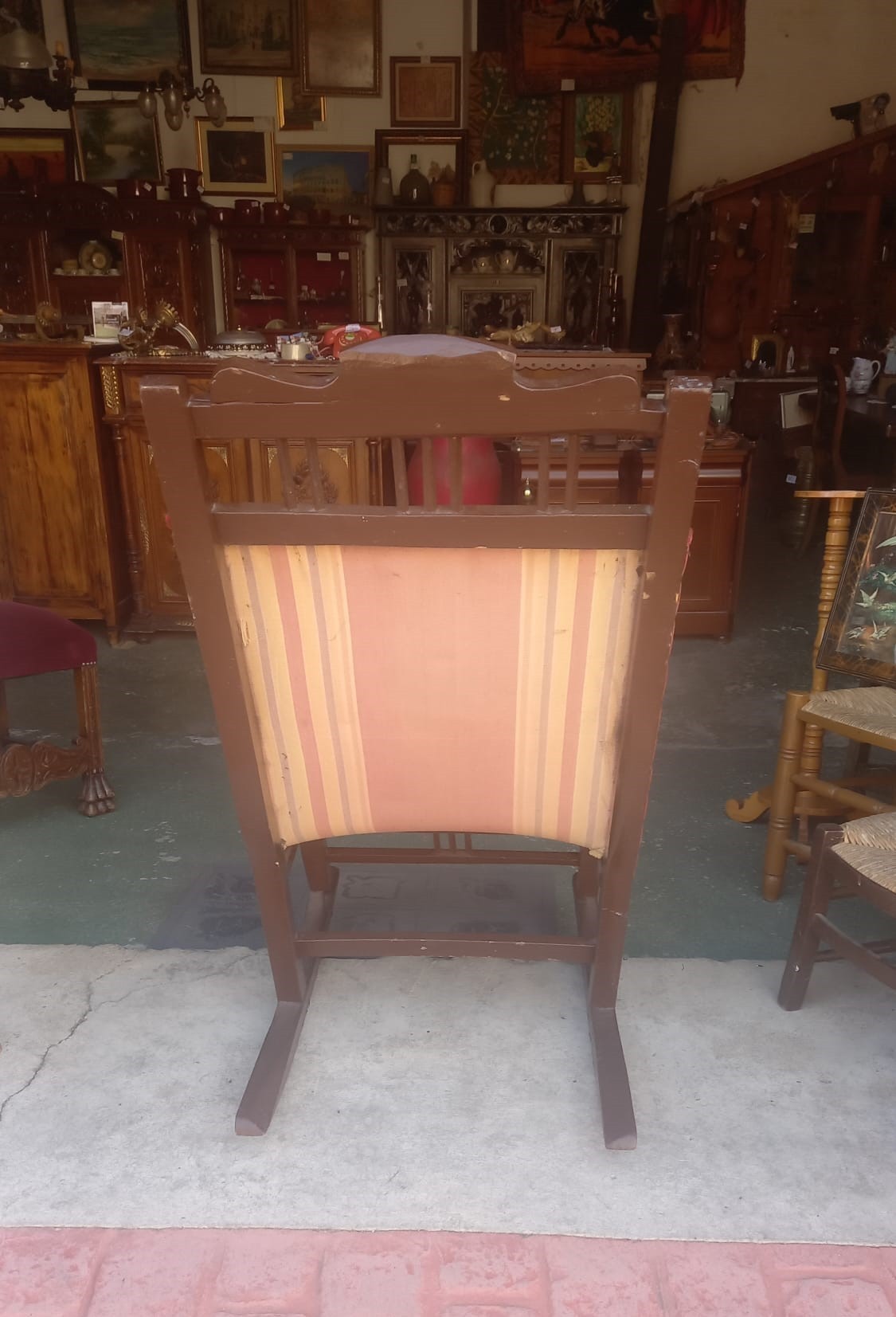 Mecedora antigua de madera con respaldo y asiento de loneta 2