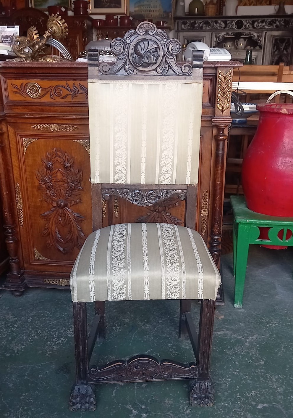 Silla vintage de madera tallada del renacimiento 1