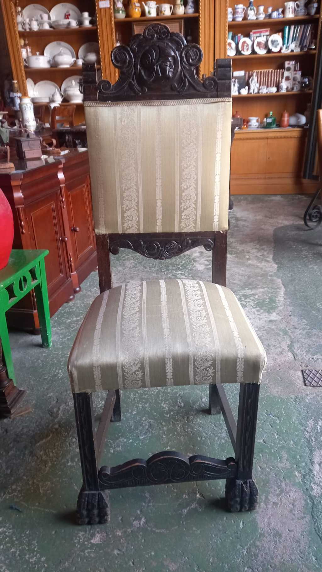 Silla vintage de madera tallada del renacimiento 2
