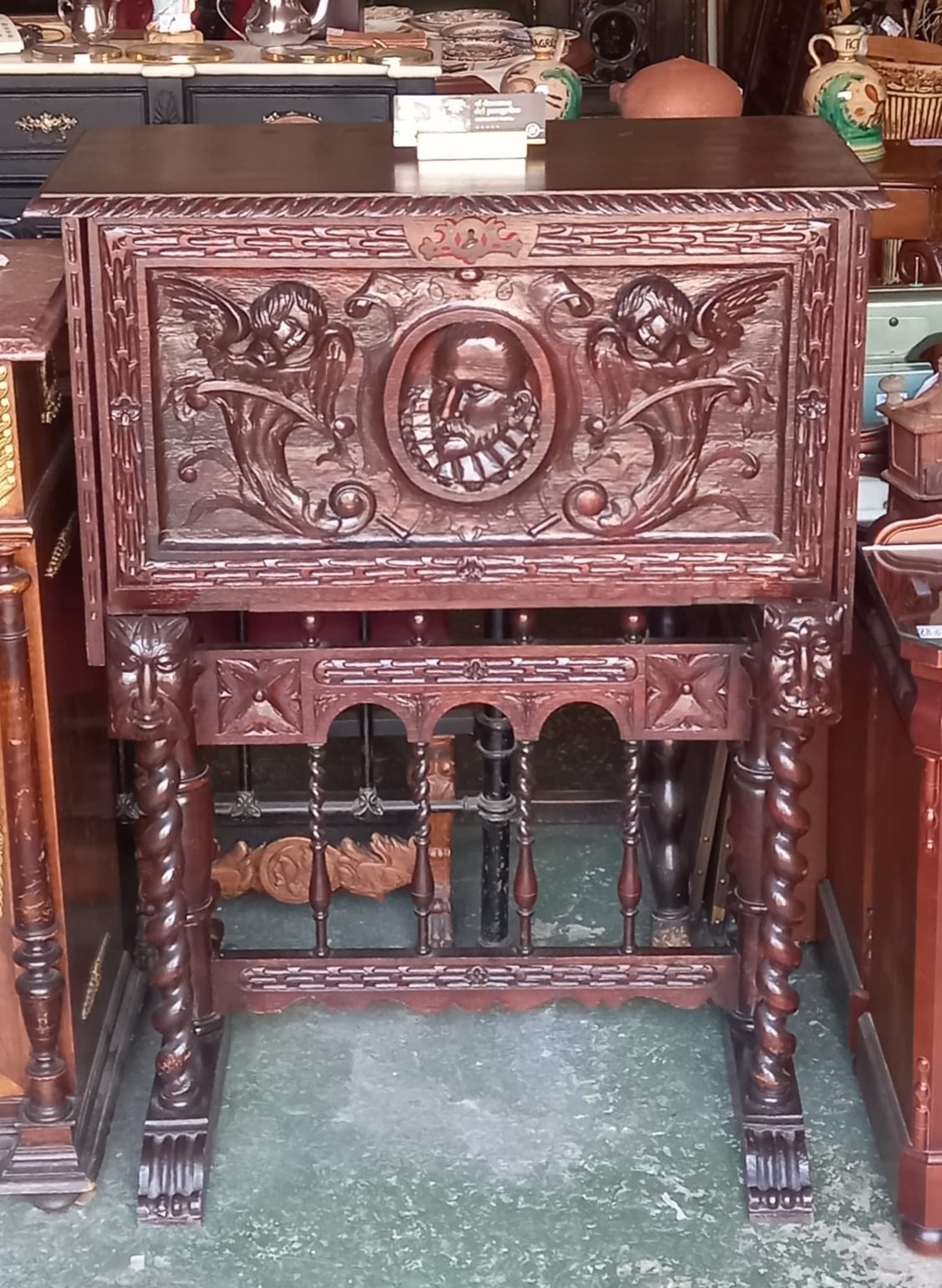 Bargueño tallado en madera estilo renacimiento del siglo XIX 1