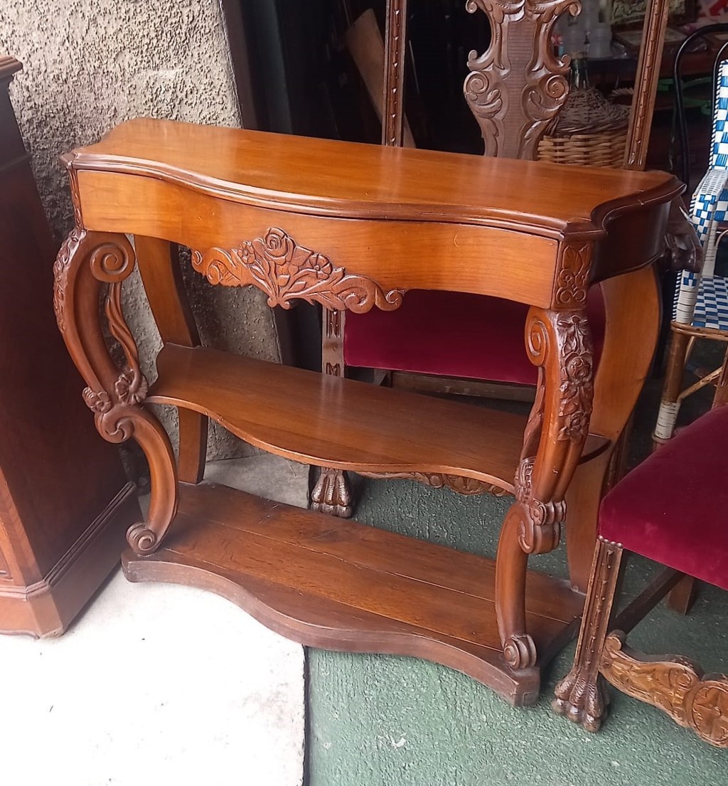 Consola de estilo isabelino con patas talladas y cajón