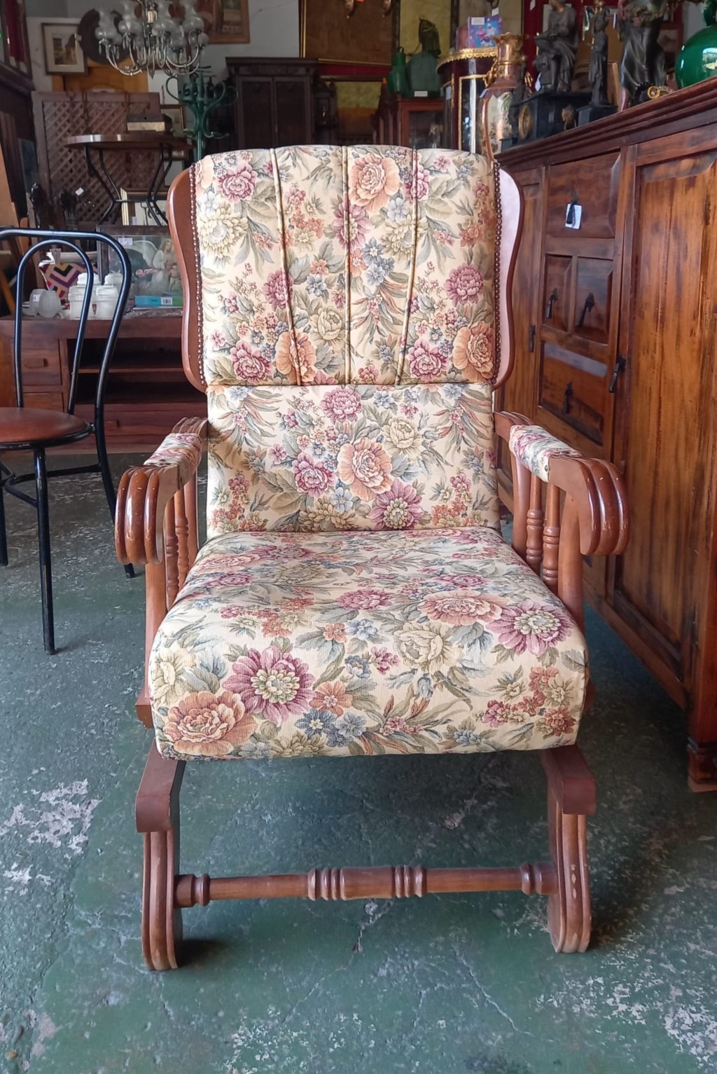 Mecedora de madera vintage con tapicería floral 1