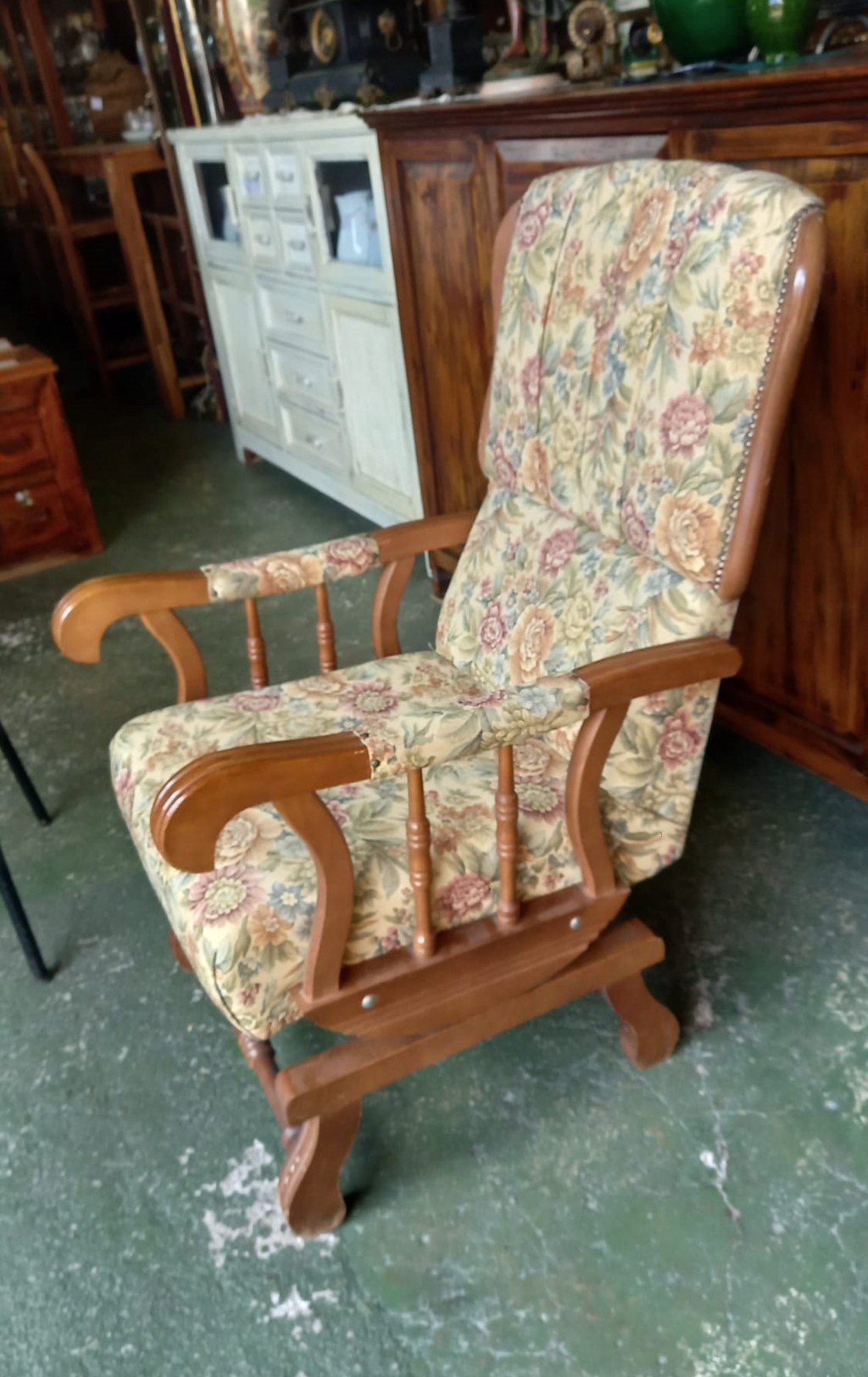 Mecedora de madera vintage con tapicería floral 2