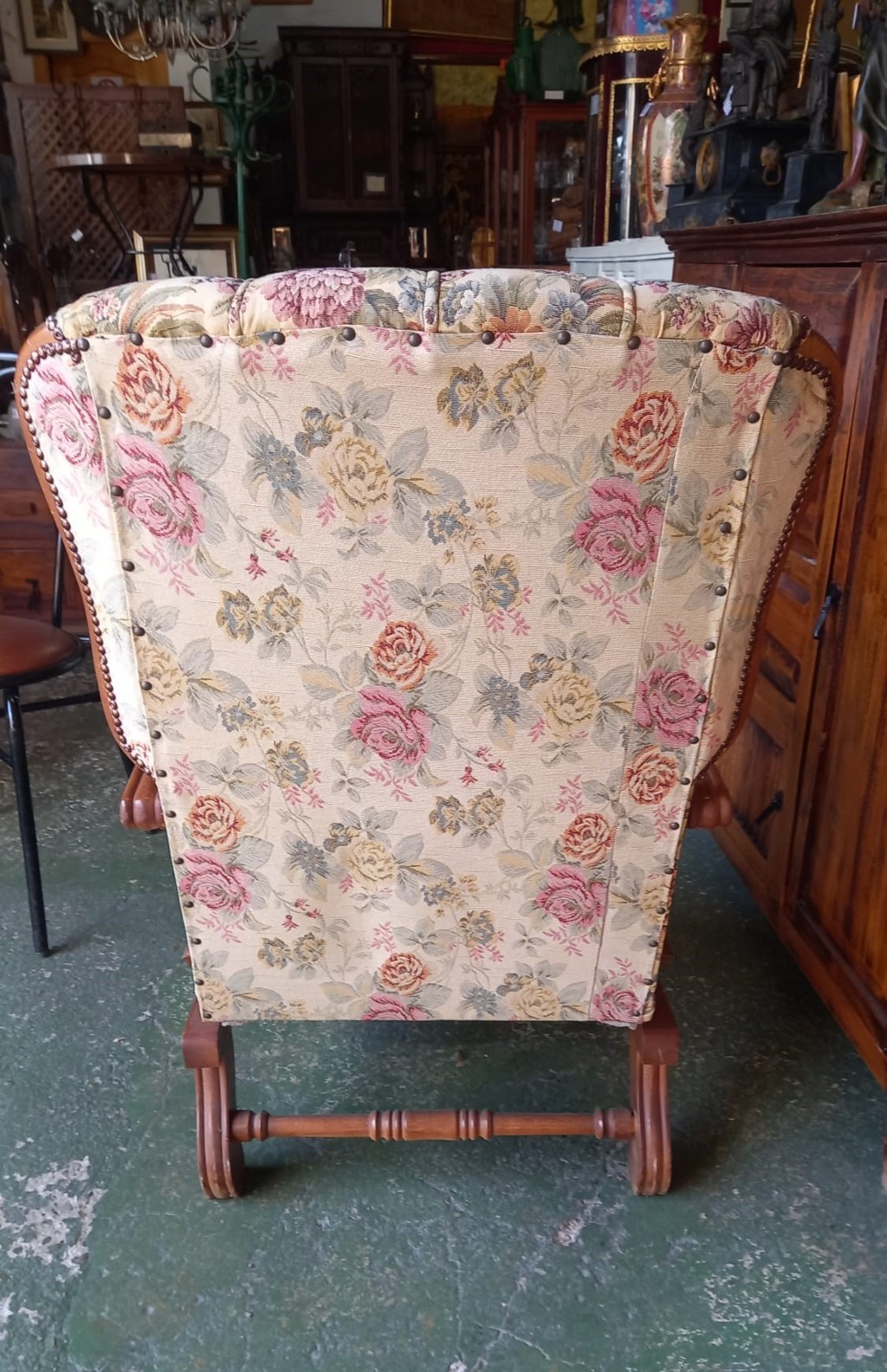 Mecedora de madera vintage con tapicería floral 3