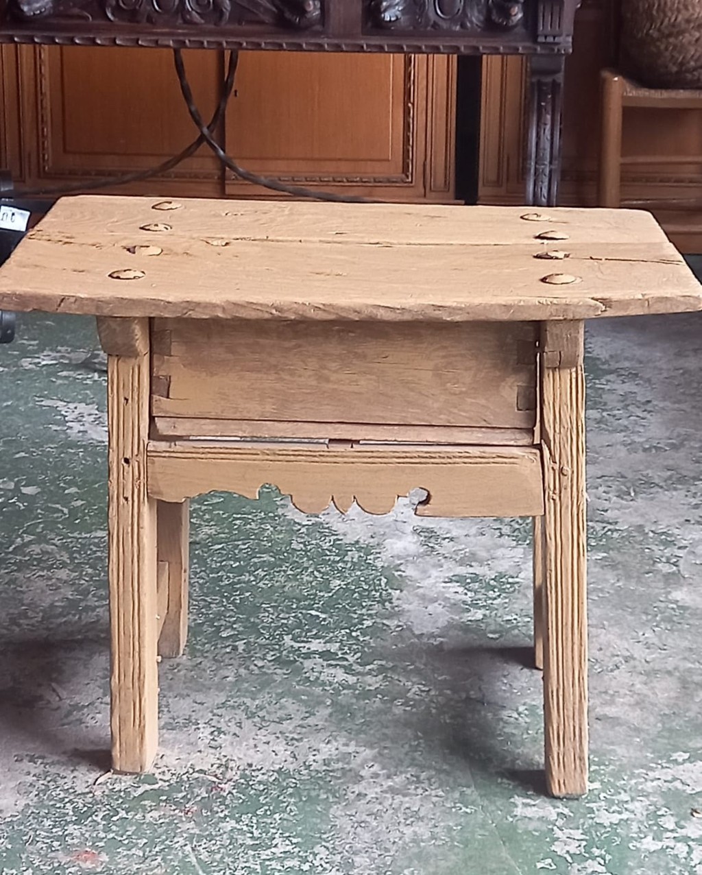 Mesa tocinera rústica con cajón del siglo XIX 2