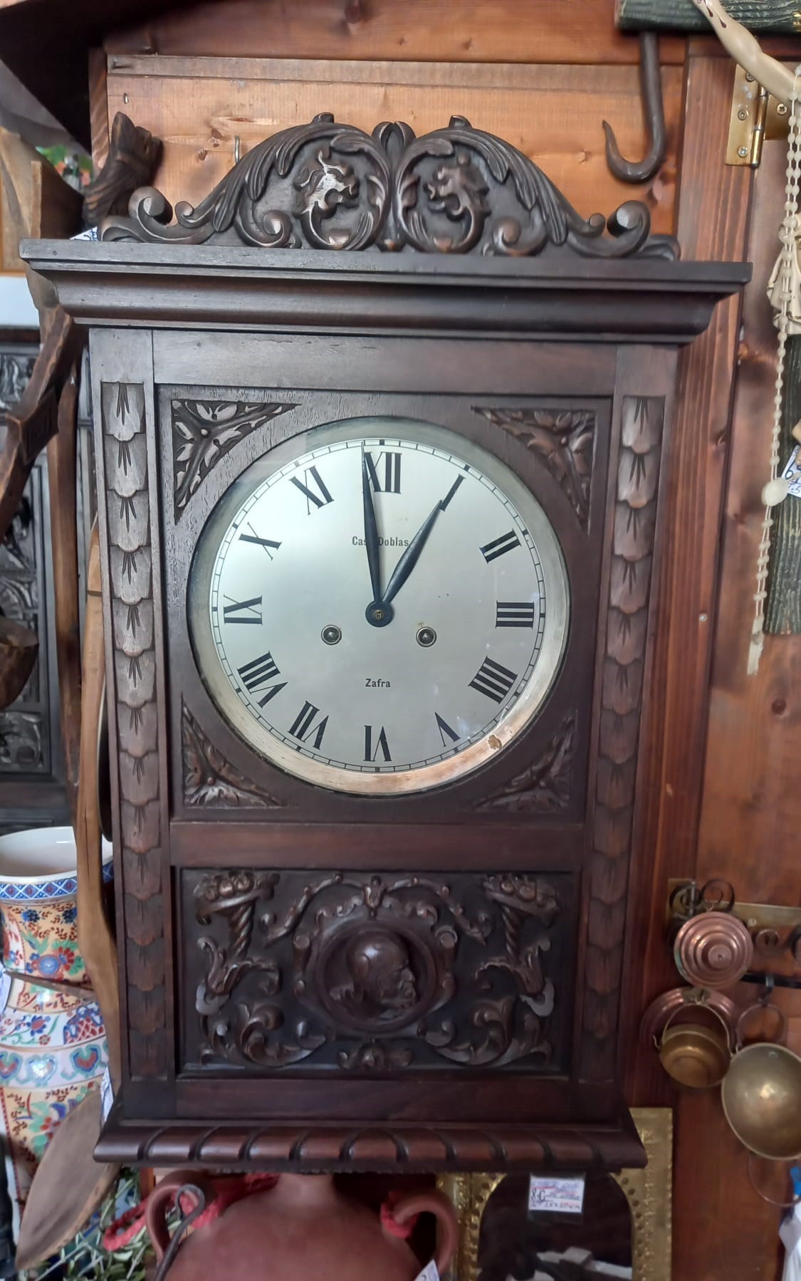 Reloj de pared estilo montañés del siglo XIX de madera tallada 1