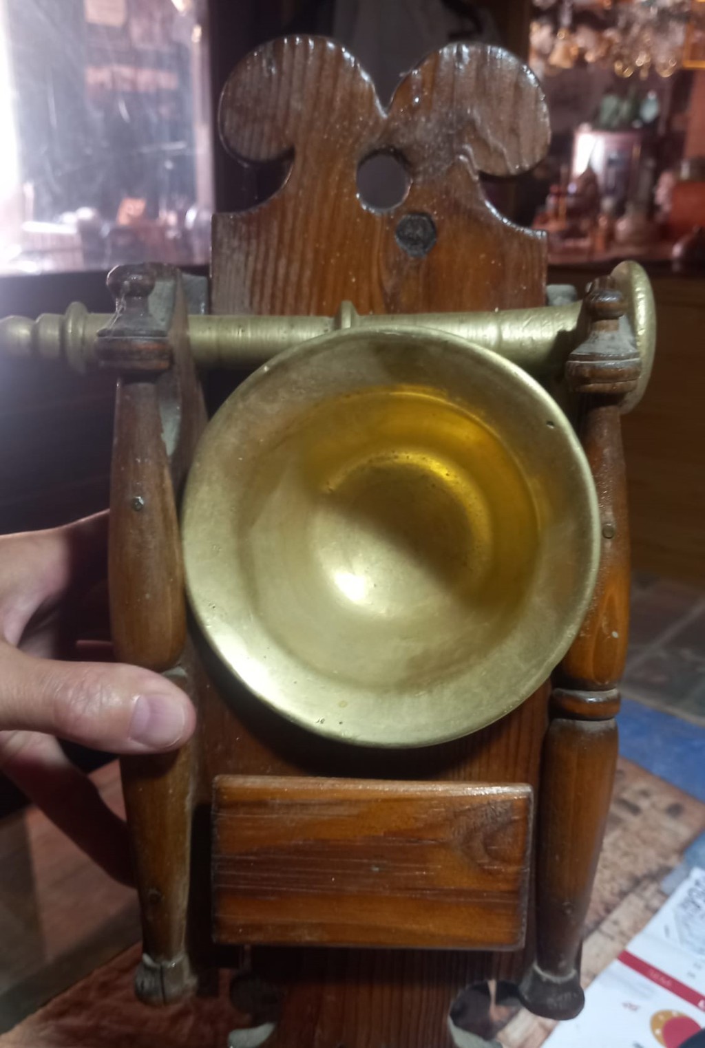 Almirecero antiguo de madera con almirez de bronce