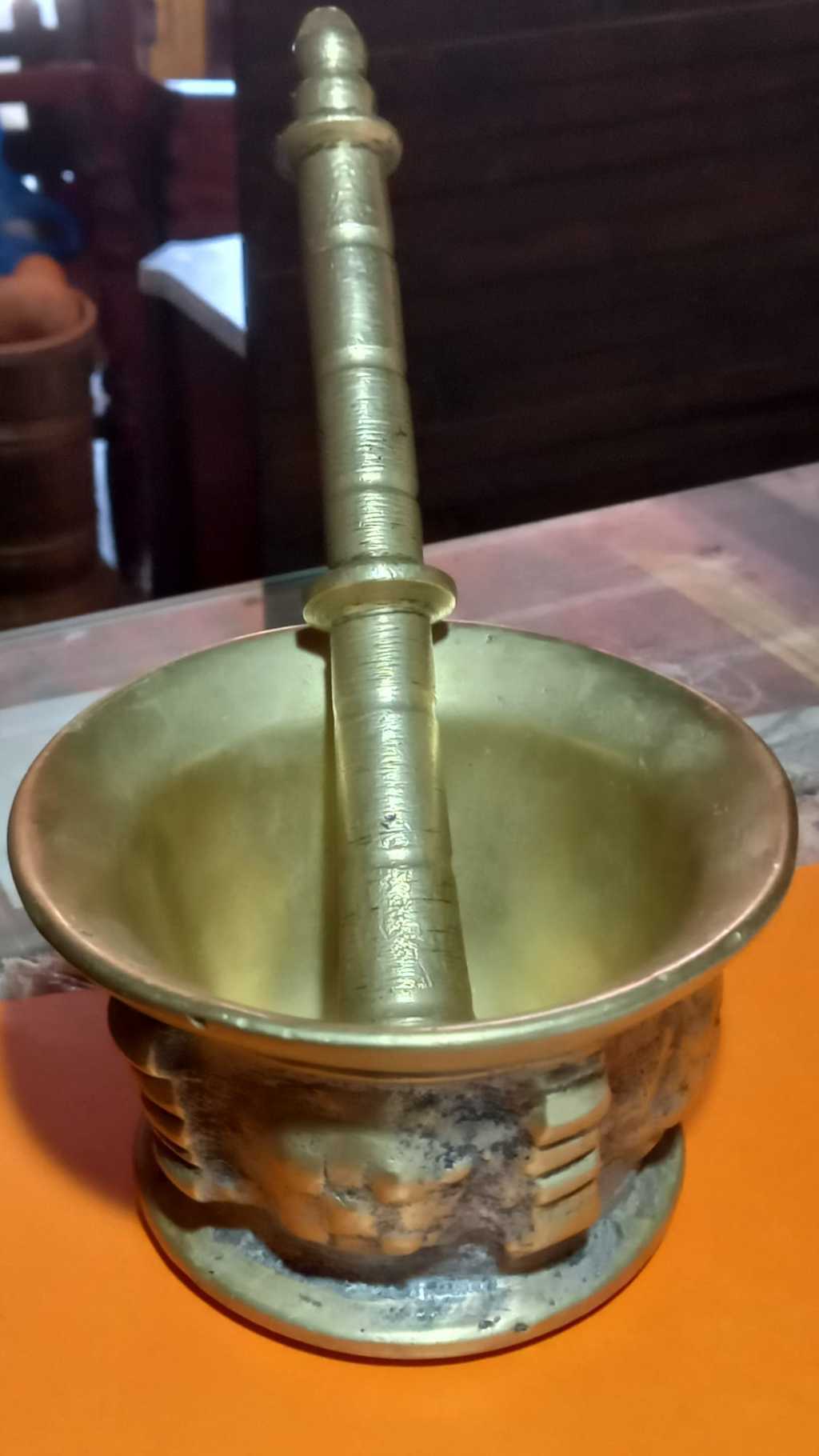 Almirez de bronce con su mano original siglos XVII y XIX