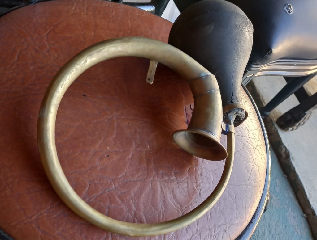 Bocina de latón vintage 1