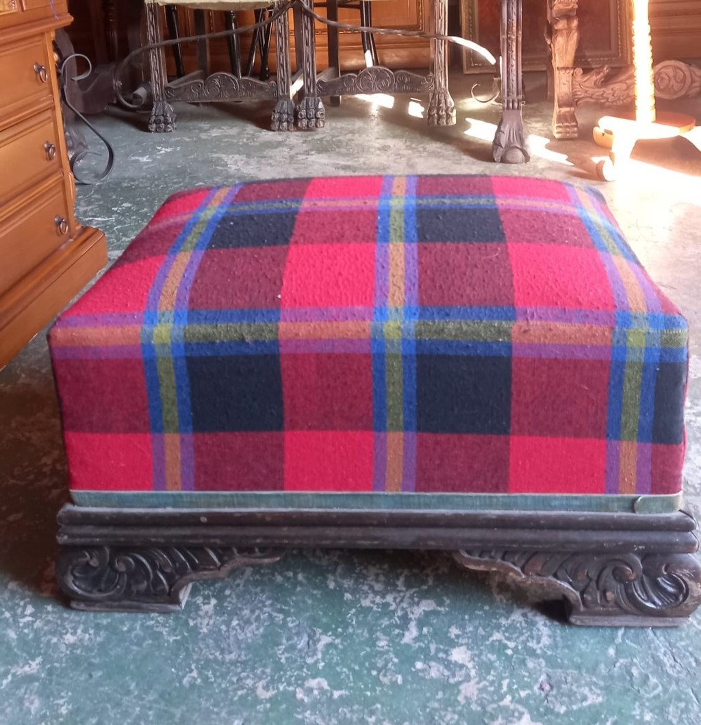 Escabel o reposapiés de estilo clásico y asiento tapizado en tela de cuadros 1