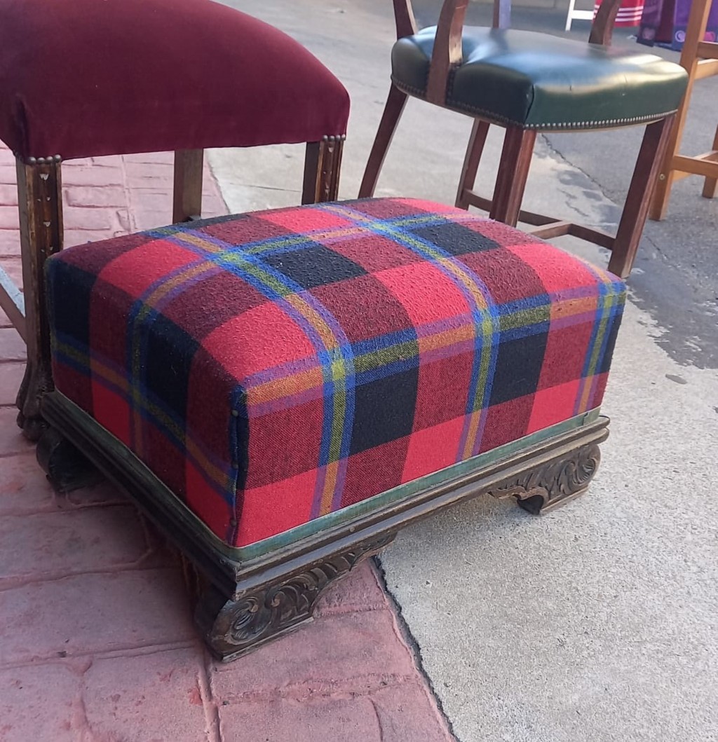 Escabel o reposapiés de estilo clásico y asiento tapizado en tela de cuadros 2