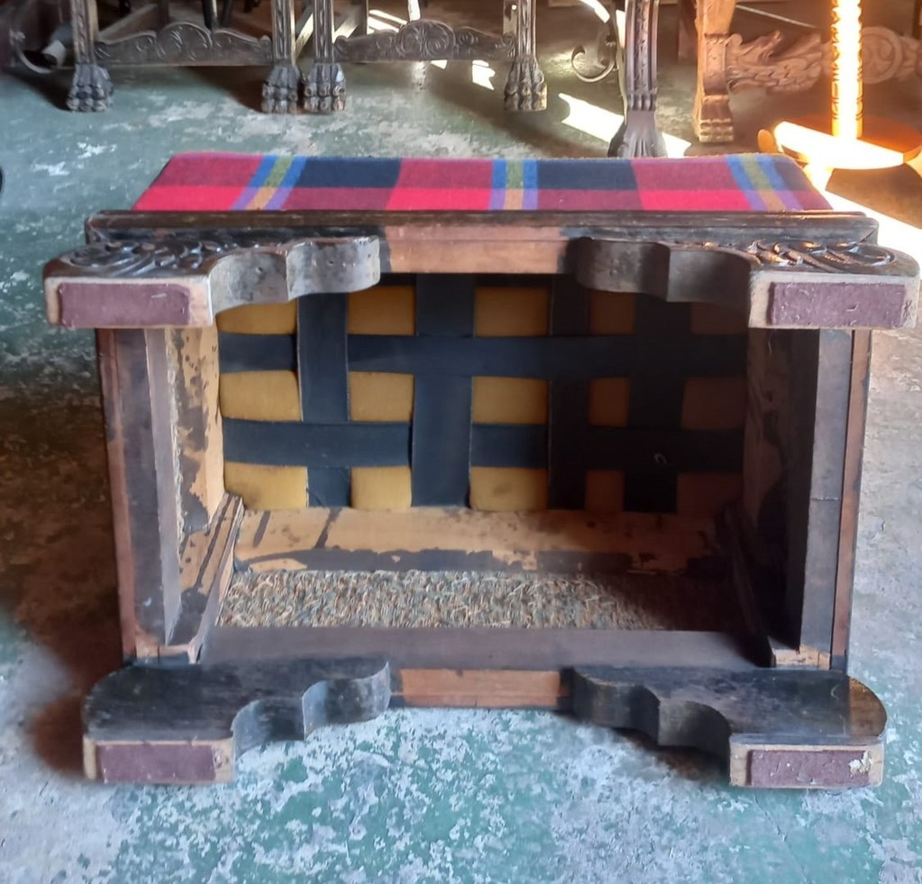 Escabel o reposapiés de estilo clásico y asiento tapizado en tela de cuadros 3