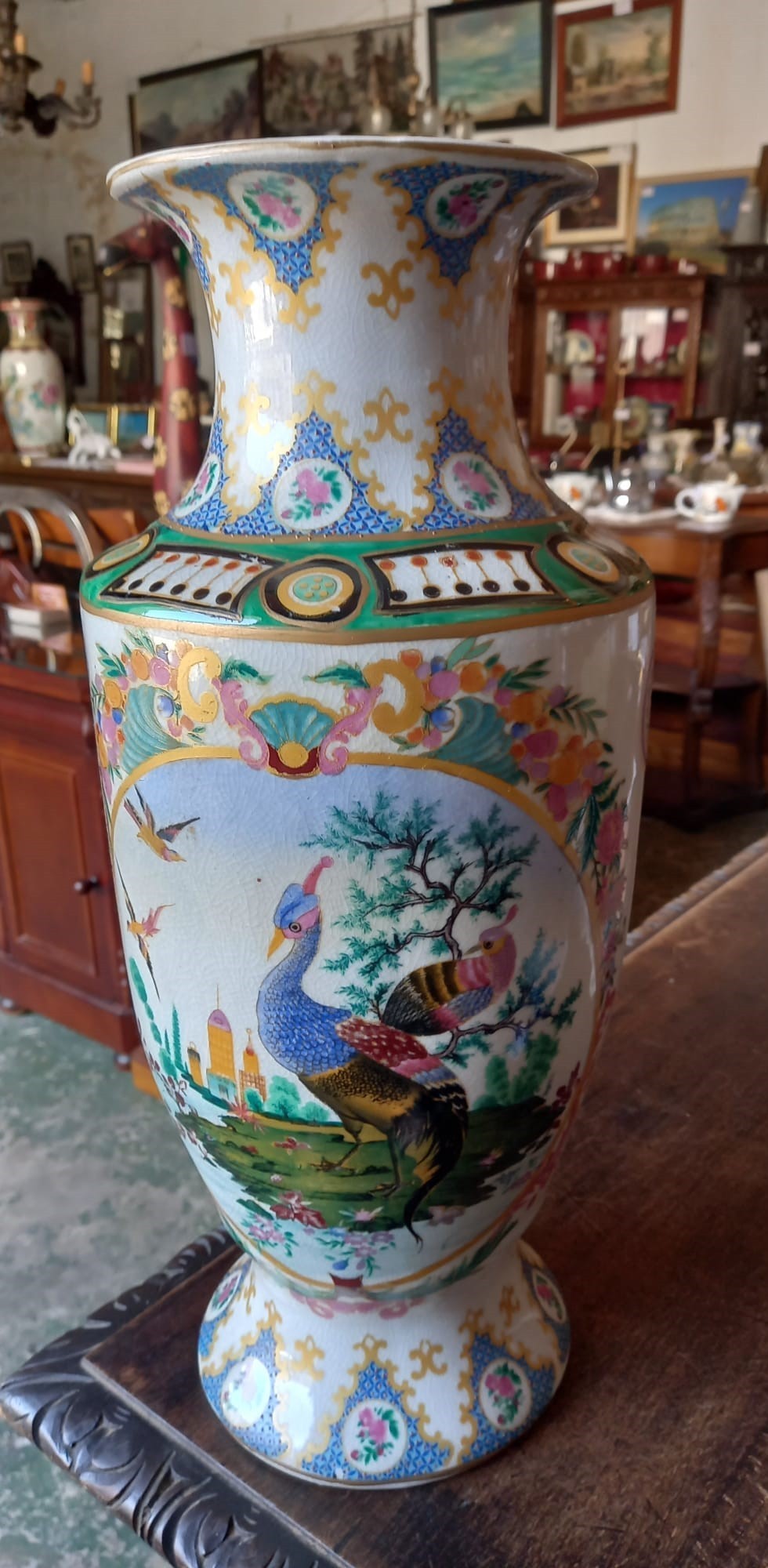 Jarrón de porcelana con decoración de aves exóticas