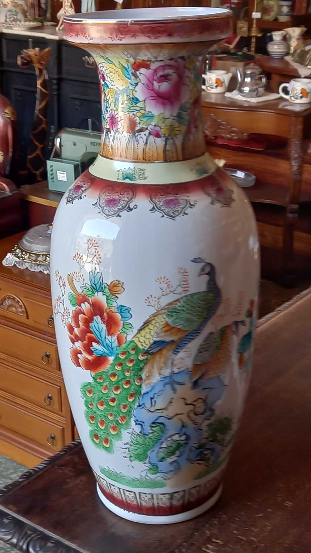 Jarrón de porcelana con decoración de pavos reales y flores 1