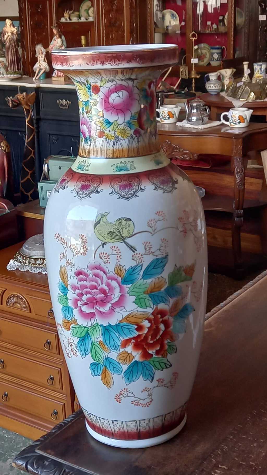 Jarrón de porcelana con decoración de pavos reales y flores 2