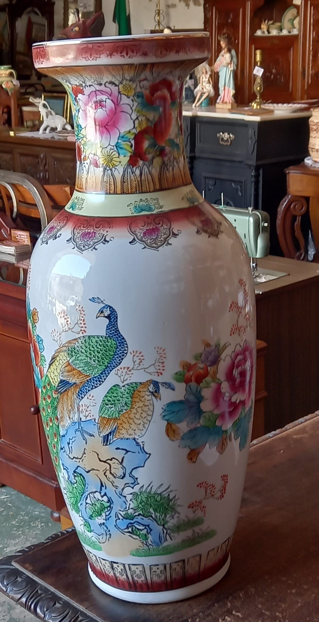 Jarrón de porcelana con decoración de pavos reales y flores 3