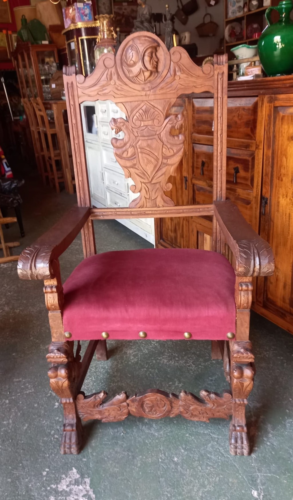 Sillón vintage estilo renacimiento con respaldo tallado 1