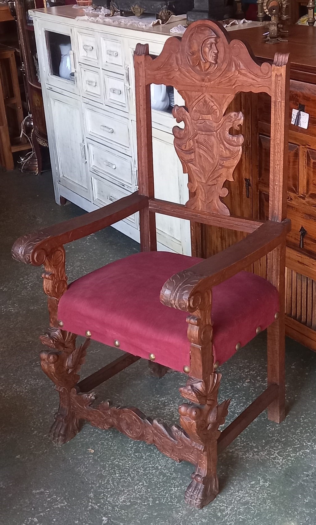Sillón vintage estilo renacimiento con respaldo tallado 2