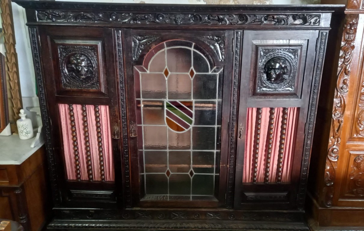 Mueble de despacho de madera maciza del renacimiento con 3 puertas y vidrio emplomado 1