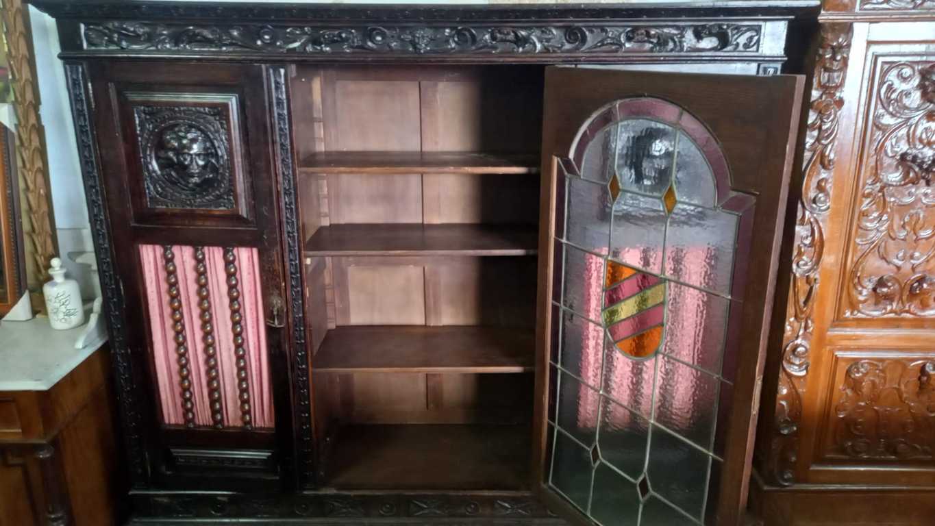 Mueble de despacho de madera maciza del renacimiento con 3 puertas y vidrio emplomado 2