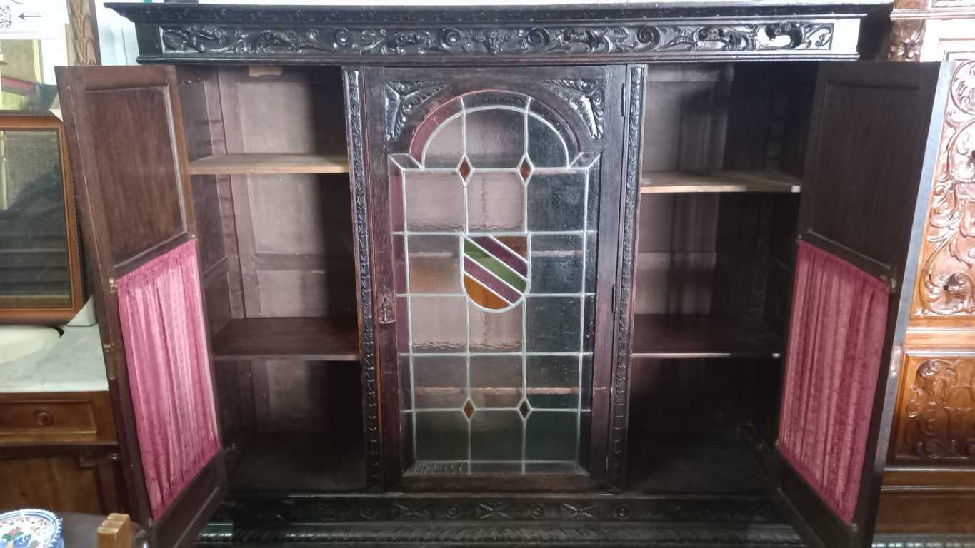 Mueble de despacho de madera maciza del renacimiento con 3 puertas y vidrio emplomado 3