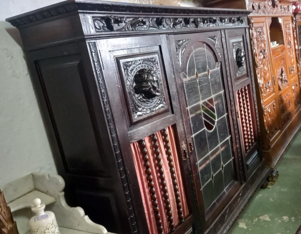 Mueble de despacho de madera maciza del renacimiento con 3 puertas y vidrio emplomado 4