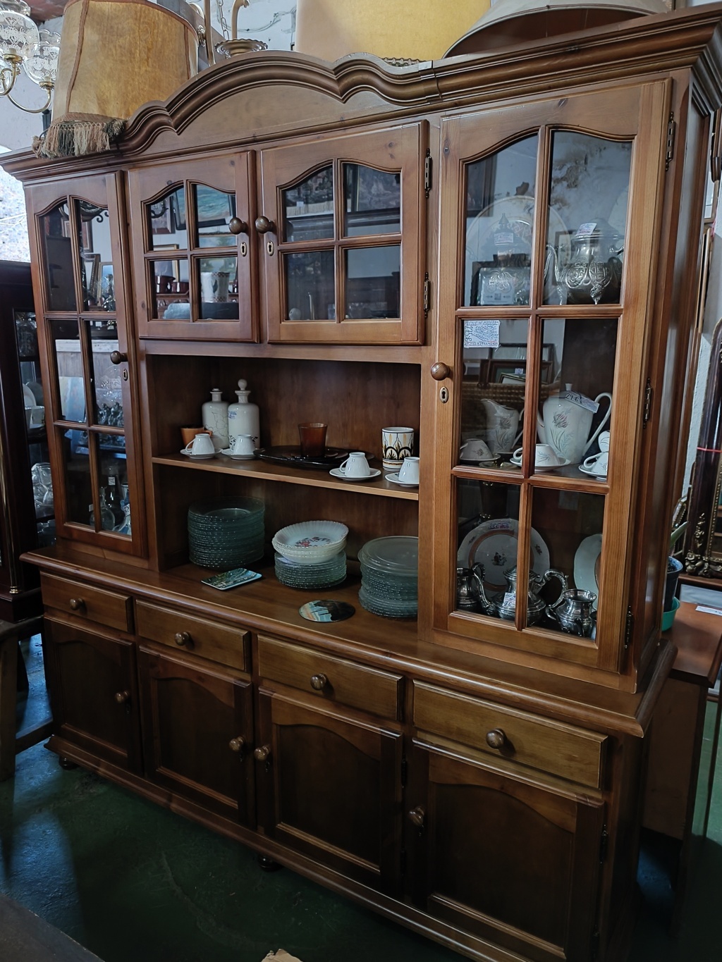 Mueble de madera de salón con vitrina y cajones 1